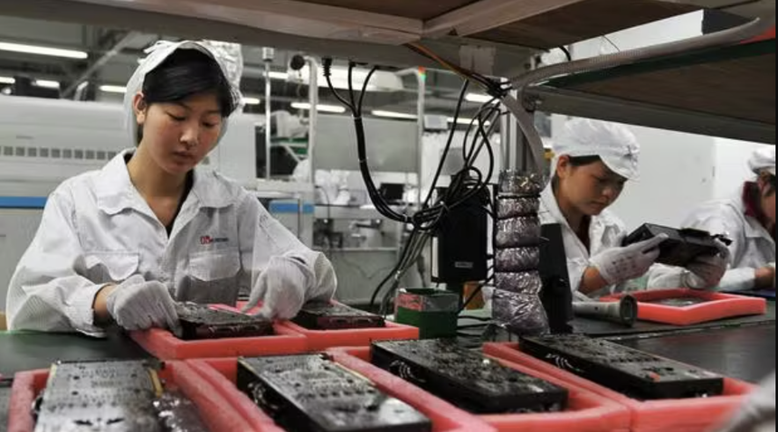 Trung Quốc kiếm được bao nhiêu tiền từ 1 chiếc iPhone? Con số thấp đến ngỡ ngàng - Ảnh 1. Trung Quốc kiếm được bao nhiêu tiền từ 1 chiếc iPhone? Con số thấp đến ngỡ ngàng - Ảnh 1.