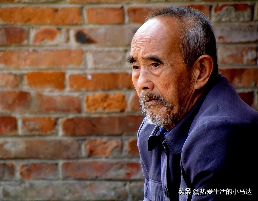 Về già có 2 căn nhà và lương hưu 50 triệu đồng/tháng, người đàn ông 72 tuổi vẫn thấy cuộc sống bi kịch: "Giá như không có nhiều tiền đến vậy" - Ảnh 1.