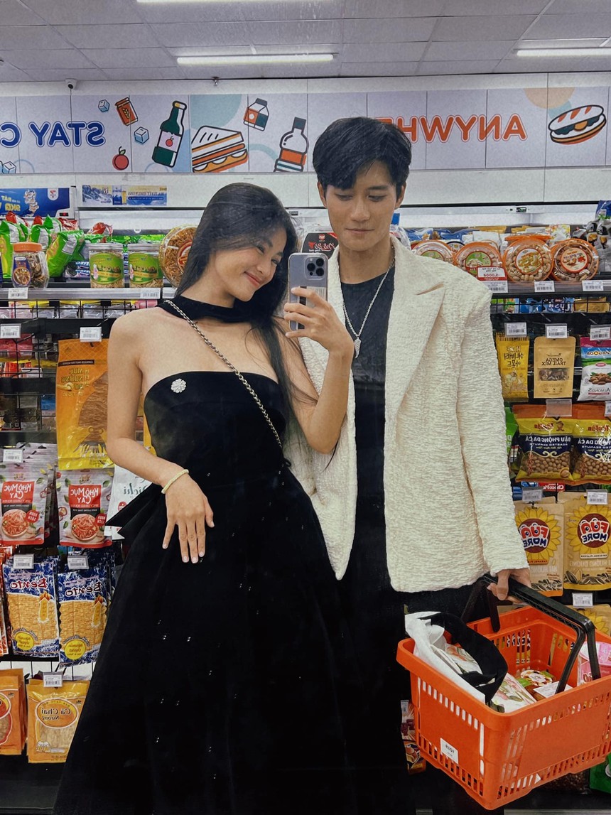 Cặp đôi "phim giả tình thật" của Em và Trịnh lộ diện tình tứ, dính nhau không rời tại sự kiện - Ảnh 4.