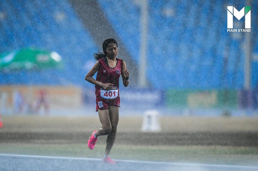 Cảm phục VĐV một mình vừa khóc, vừa chạy dưới mưa bất chấp đối thủ đã về đích từ lâu - Ảnh 1.