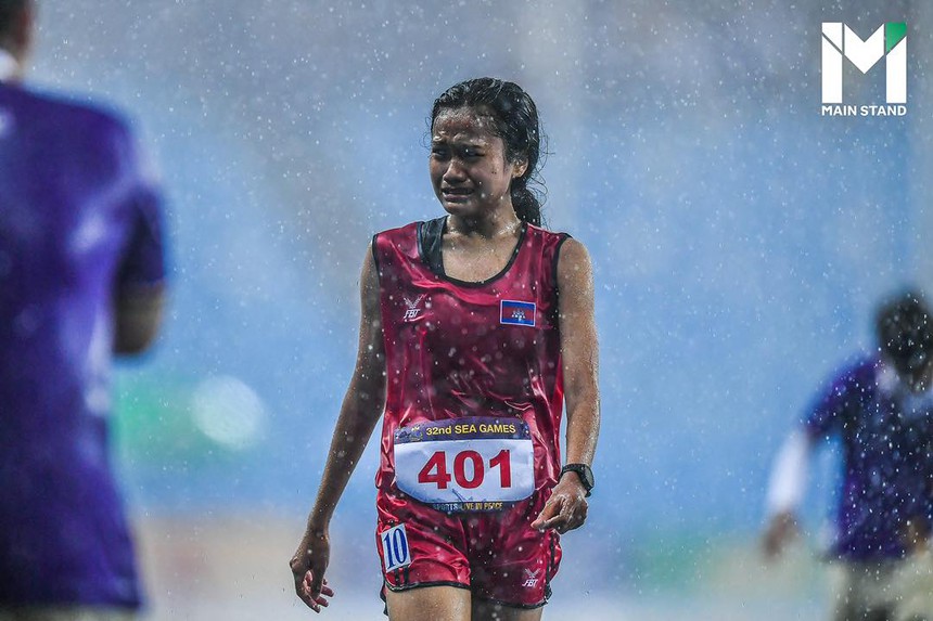 Cảm phục VĐV một mình vừa khóc, vừa chạy dưới mưa bất chấp đối thủ đã về đích từ lâu - Ảnh 2.