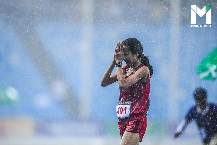 Cảm phục VĐV một mình vừa khóc, vừa chạy dưới mưa bất chấp đối thủ đã về đích từ lâu - Ảnh 4.