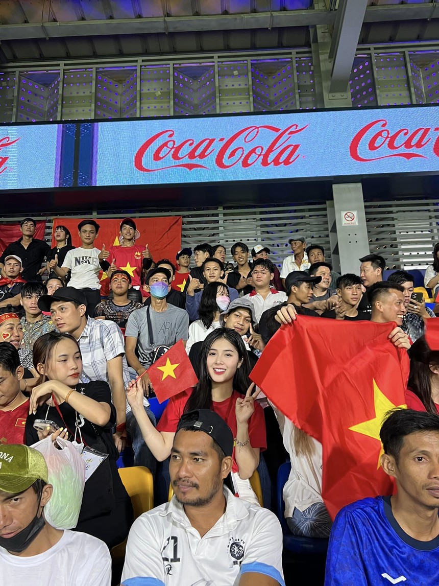 Nữ streamer Việt từng nhận nhiều chỉ trích được fan nam quốc tế vây kín xin chụp hình - Ảnh 2.