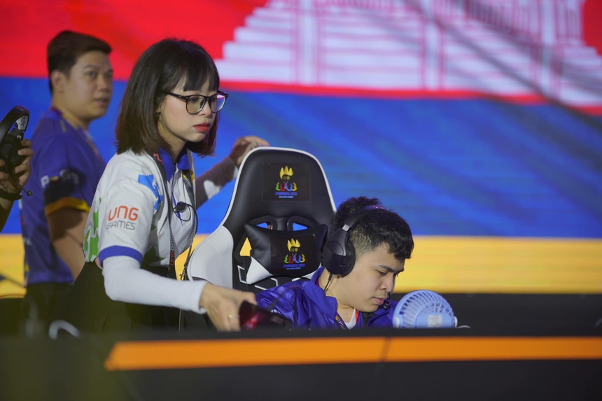 Dân tình bắt quả tang màn check-map hot nhất SEA Games lúc này, nữ chính là giám sát viên người Việt - Ảnh 2. Dân tình bắt quả tang màn check-map hot nhất SEA Games lúc này, nữ chính là giám sát viên người Việt - Ảnh 2.