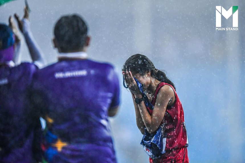 Cảm phục VĐV một mình vừa khóc, vừa chạy dưới mưa bất chấp đối thủ đã về đích từ lâu - Ảnh 3.