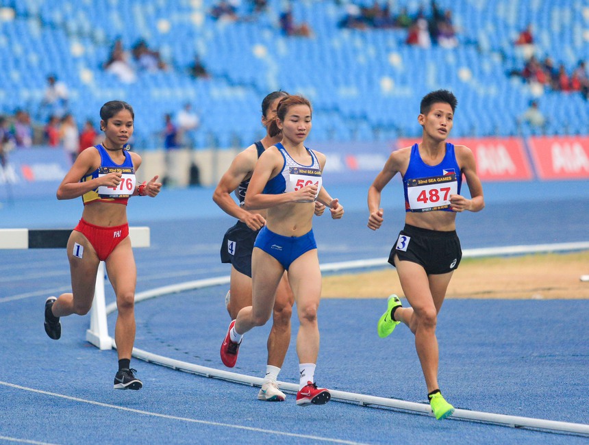 "Nữ hoàng điền kinh" Nguyễn Thị Oanh tạo ra thành tích phi thường dù phải thi hai nội dung liên tiếp  - Ảnh 3.