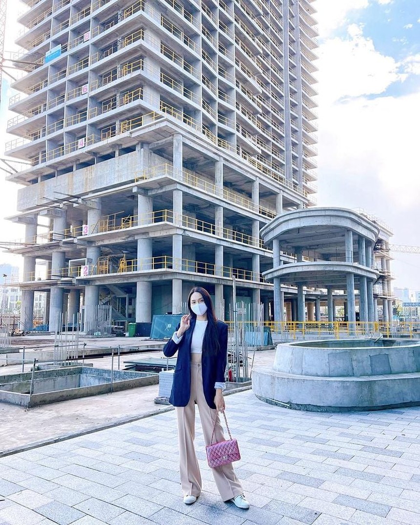 Hoa hậu Hương Giang kiếm tiền siêu giỏi ở tuổi 32: Có công ty giải trí riêng, biệt thự trải dài từ Bắc vào Nam, luôn có 1 thứ "biểu tượng thượng lưu" mang bên mình - Ảnh 4. Hoa hậu Hương Giang kiếm tiền siêu giỏi ở tuổi 32: Có công ty giải trí riêng, biệt thự trải dài từ Bắc vào Nam, luôn có 1 thứ "biểu tượng thượng lưu" mang bên mình - Ảnh 4.