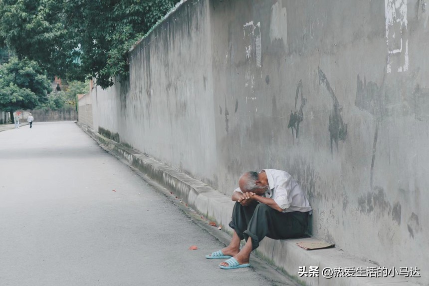 Về già có 2 căn nhà và lương hưu 50 triệu đồng/tháng, người đàn ông 72 tuổi vẫn thấy cuộc sống bi kịch: "Giá như không có nhiều tiền đến vậy" - Ảnh 4.