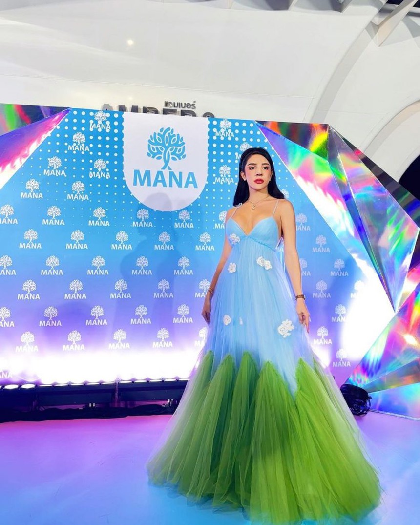 Độc lạ Tbiz: Sao nữ chưa tháo nẹp mũi sau phẫu thuật thẩm mỹ đã vội dự sự kiện, còn tự tin đọ sắc với Yaya Urassaya - Ảnh 2.