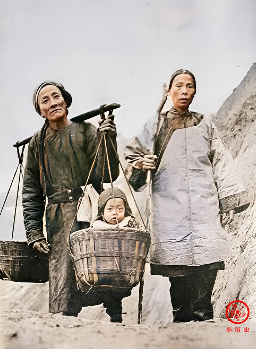 Loạt ảnh màu hiếm thời nhà Thanh: Xuất hiện “người khổng lồ” cao 2 m, cặp vợ chồng quý tộc công khai làm chuyện “thân mật” - Ảnh 5.