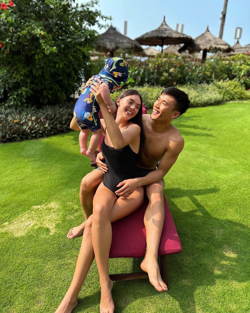 Vợ Tây của Bùi Tiến Dũng hé lộ hậu trường đi diễn: Nhan sắc như tạc tượng, bảo sao lấy “chồng quốc dân” mà không ai tị - Ảnh 4.