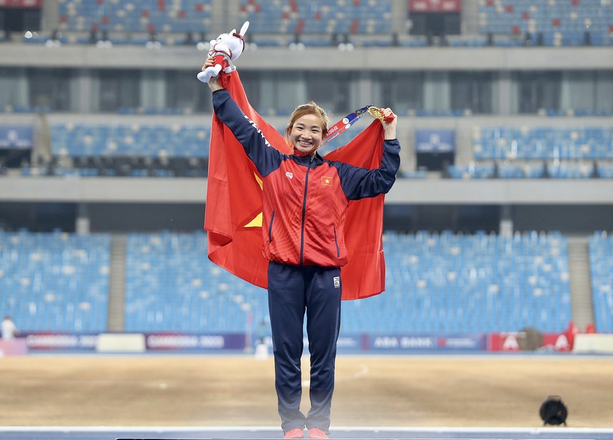 Chạy như máy, giành 2 HCV liên tiếp chỉ trong 20 phút, Nguyễn Thị Oanh bị BTC SEA Games 32 gọi đi kiểm tra doping bất ngờ - Ảnh 2.