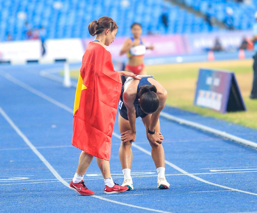 "Nữ hoàng điền kinh" Nguyễn Thị Oanh tạo ra thành tích phi thường dù phải thi hai nội dung liên tiếp  - Ảnh 7.