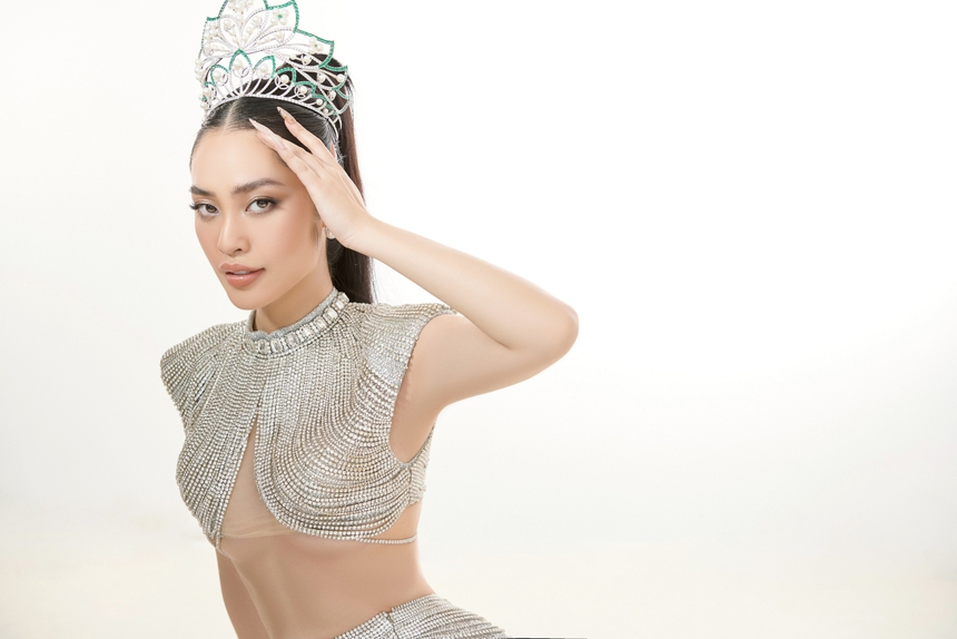 Hoa hậu Nông Thúy Hằng kiêu sa khi đội vương miện 3 tỉ đồng - Ảnh 7. Hoa hậu Nông Thúy Hằng kiêu sa khi đội vương miện 3 tỉ đồng - Ảnh 7.