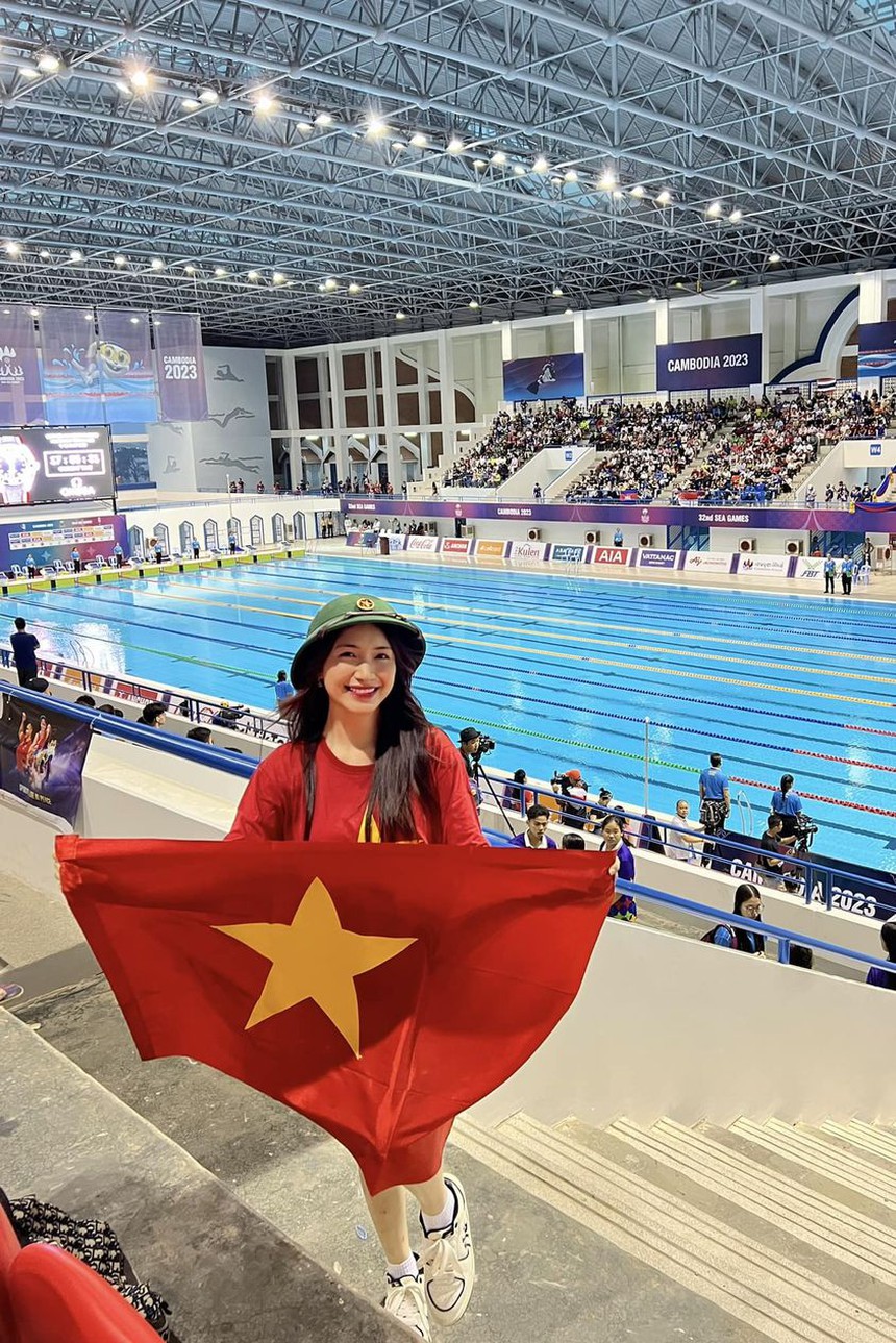 Hòa Minzy sang Campuchia xem SEA Games: Vượt đường bộ 10 tiếng, đội mũ cối cổ vũ hết mình - Ảnh 1.