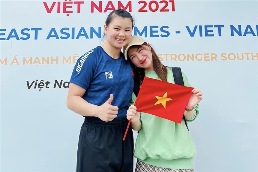 Hài hước video Hòa Minzy tự hào khoe giọng nữ cao khi cổ vũ đội nhà tại SEA Games 32 - Ảnh 5.