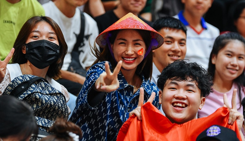 Hài hước video Hòa Minzy tự hào khoe giọng nữ cao khi cổ vũ đội nhà tại SEA Games 32 - Ảnh 4.