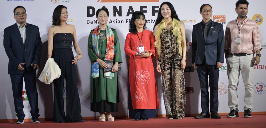 Thảm đỏ khai mạc Liên hoan phim châu Á Đà Nẵng: Dàn diễn viên Em và Trịnh đổ bộ, Hoa hậu Ngọc Châu đọ sắc cùng Moon So Ri - Ảnh 14. Thảm đỏ khai mạc Liên hoan phim châu Á Đà Nẵng: Dàn diễn viên Em và Trịnh đổ bộ, Hoa hậu Ngọc Châu đọ sắc cùng Moon So Ri - Ảnh 14.