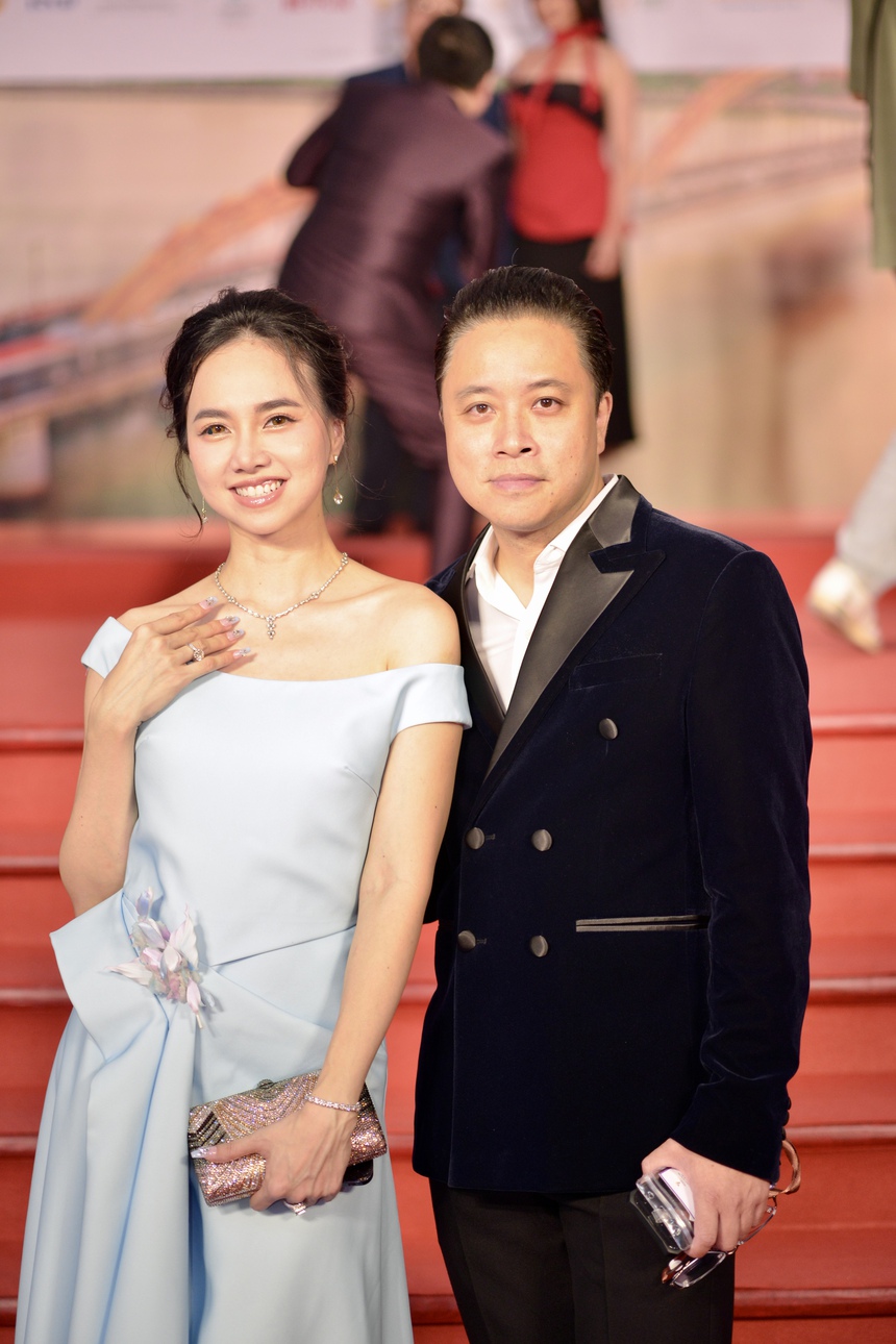 Thảm đỏ khai mạc Liên hoan phim châu Á Đà Nẵng: Dàn diễn viên Em và Trịnh đổ bộ, Hoa hậu Ngọc Châu đọ sắc cùng Moon So Ri - Ảnh 7. Thảm đỏ khai mạc Liên hoan phim châu Á Đà Nẵng: Dàn diễn viên Em và Trịnh đổ bộ, Hoa hậu Ngọc Châu đọ sắc cùng Moon So Ri - Ảnh 7.