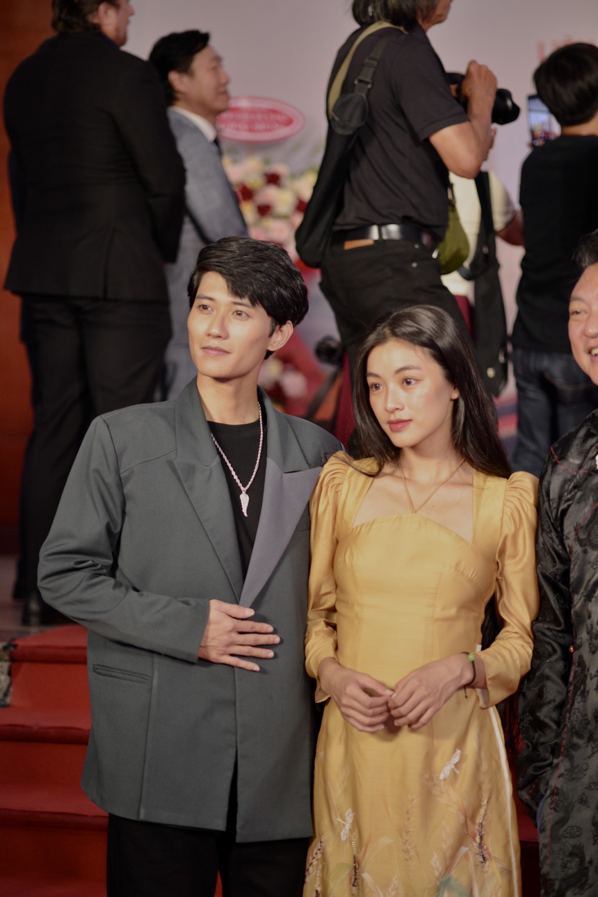 Cặp đôi "phim giả tình thật" của Em và Trịnh lộ diện tình tứ, dính nhau không rời tại sự kiện - Ảnh 3.