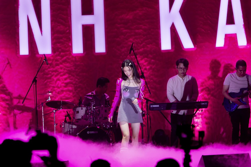 Sân khấu live debut của Linh Ka: Nhảy tốt nhưng hát thì còn kém lắm! - Ảnh 3.