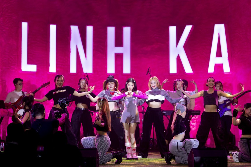 Sân khấu live debut của Linh Ka: Nhảy tốt nhưng hát thì còn kém lắm! - Ảnh 2.