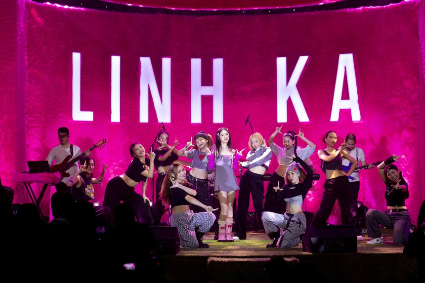Sân khấu live debut của Linh Ka: Nhảy tốt nhưng hát thì còn kém lắm! - Ảnh 1.