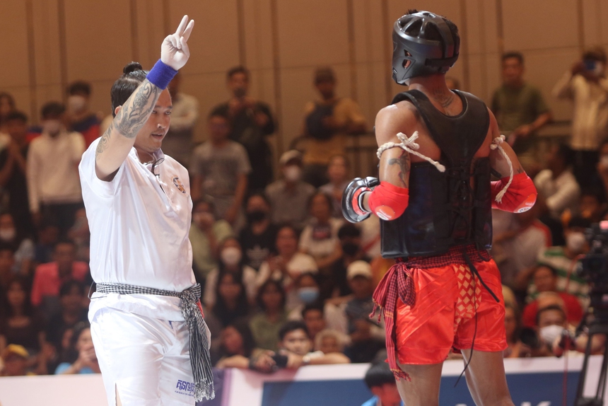 Ngược dòng kịch tính giành HCV, võ sĩ Campuchia tạo nên khoảnh khắc ấn tượng bậc nhất SEA Games - Ảnh 3.