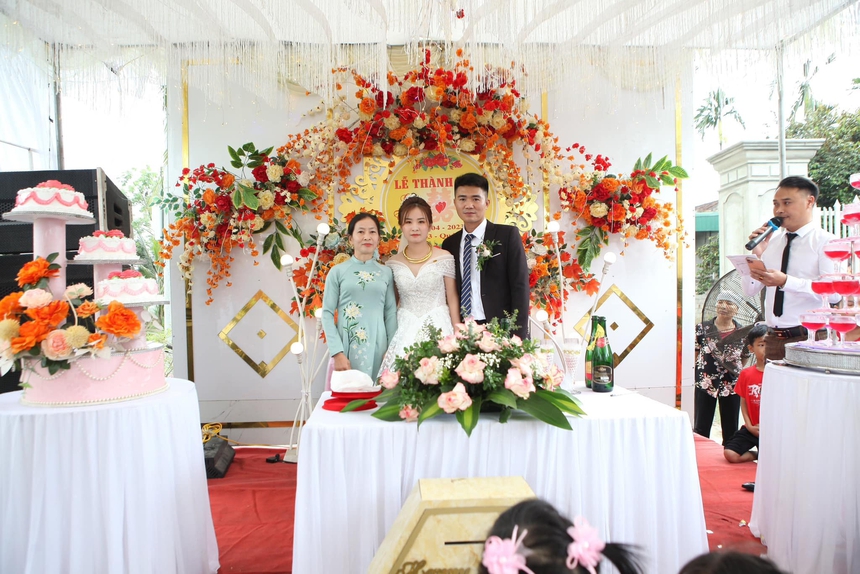 Bố mẹ chồng ở Thanh Hóa cưới chồng mới cho con dâu, nhận chăm cháu nội bị bệnh để dâu yên lòng bên "bến đỗ" mới - Ảnh 4.