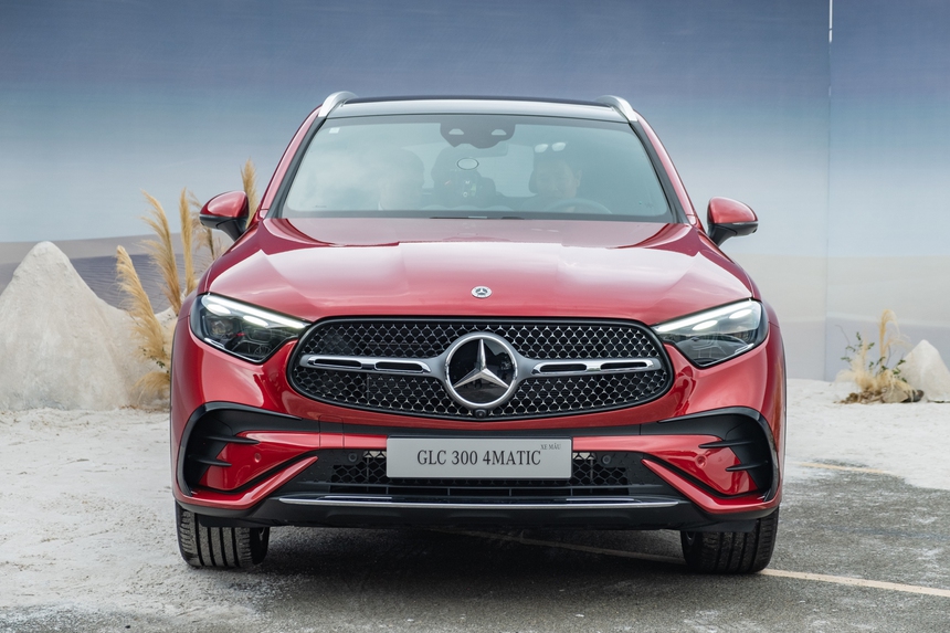 Tôi ngồi thử 2 bản Mercedes GLC 2023 vừa ra mắt Việt Nam: Cách âm tốt hơn hẳn bản cũ, có chi tiết rất hay với giá cao nhất 2,8 tỷ đồng - Ảnh 4.
