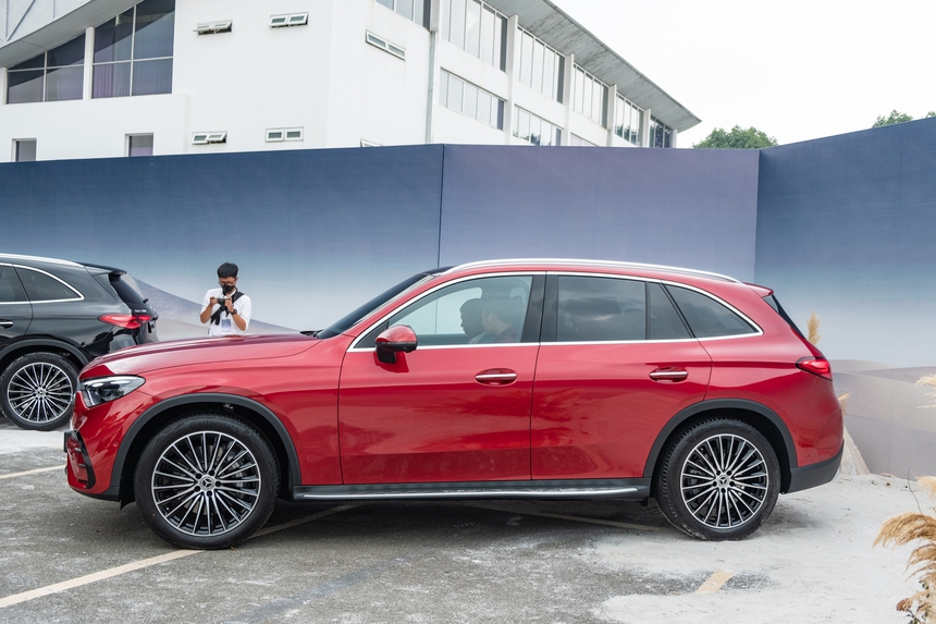 Tôi ngồi thử 2 bản Mercedes GLC 2023 vừa ra mắt Việt Nam: Cách âm tốt hơn hẳn bản cũ, có chi tiết rất hay với giá cao nhất 2,8 tỷ đồng - Ảnh 6.