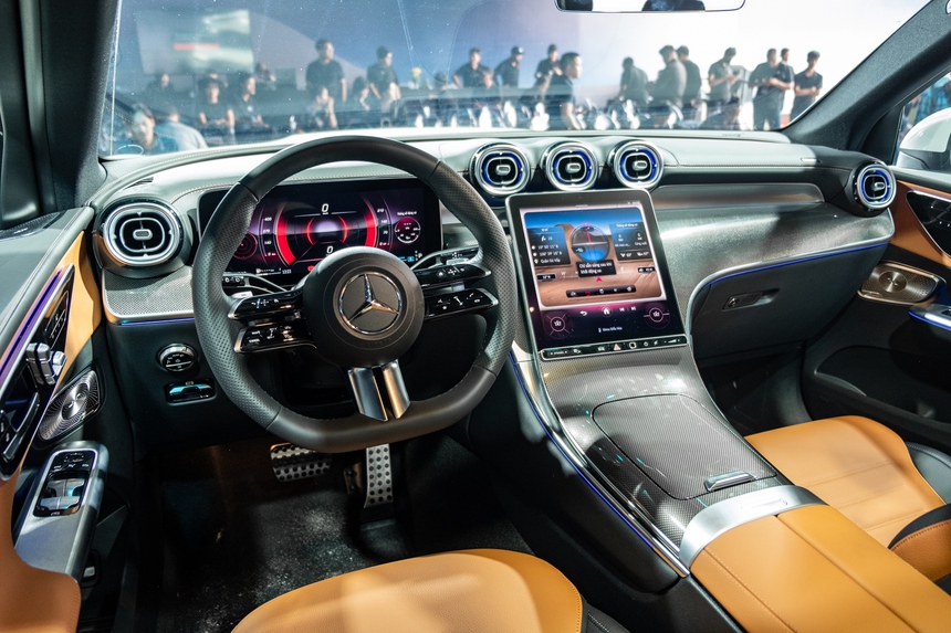 Tôi ngồi thử 2 bản Mercedes GLC 2023 vừa ra mắt Việt Nam: Cách âm tốt hơn hẳn bản cũ, có chi tiết rất hay với giá cao nhất 2,8 tỷ đồng - Ảnh 8.