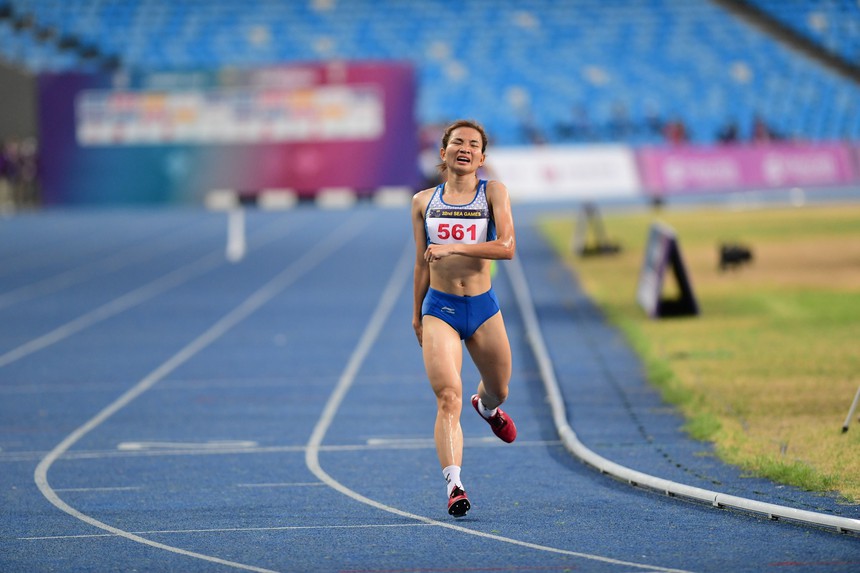 Xúc động hình ảnh Nguyễn Thị Oanh 'bất diệt' trên đường chạy, còn chưa kịp nghỉ thả lỏng giữa hai phần thi giành HCV - Ảnh 5.