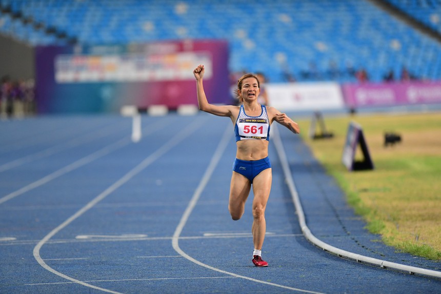 Nguyễn Thị Oanh giành HCV nội dung chạy 1500m nữ. Ảnh: Hoàng Linh