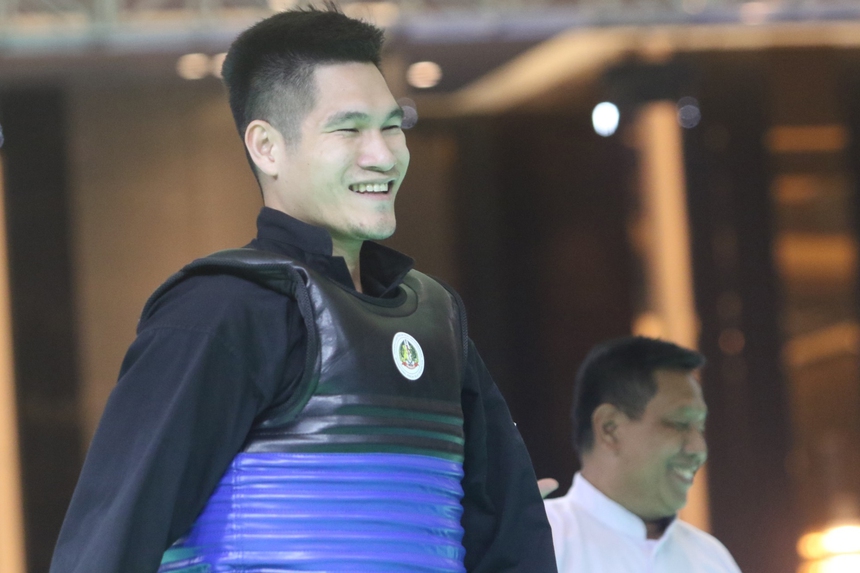 Vừa đánh vừa cười, nhà vô địch thế giới của Việt Nam vẫn khiến đối thủ phải tung khăn xin hàng - Ảnh 3.