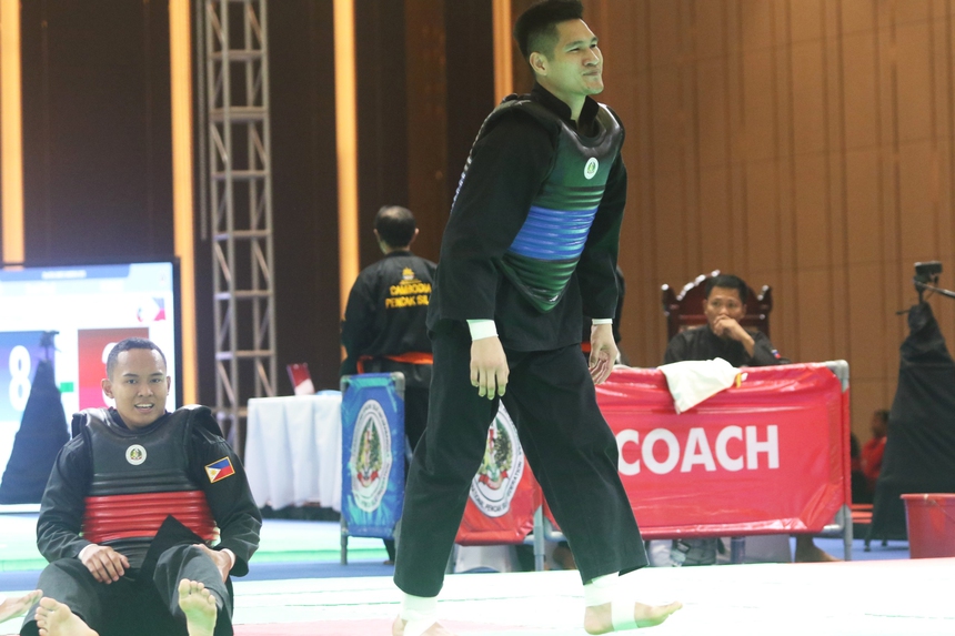 Vừa đánh vừa cười, nhà vô địch thế giới của Việt Nam vẫn khiến đối thủ phải tung khăn xin hàng - Ảnh 2.