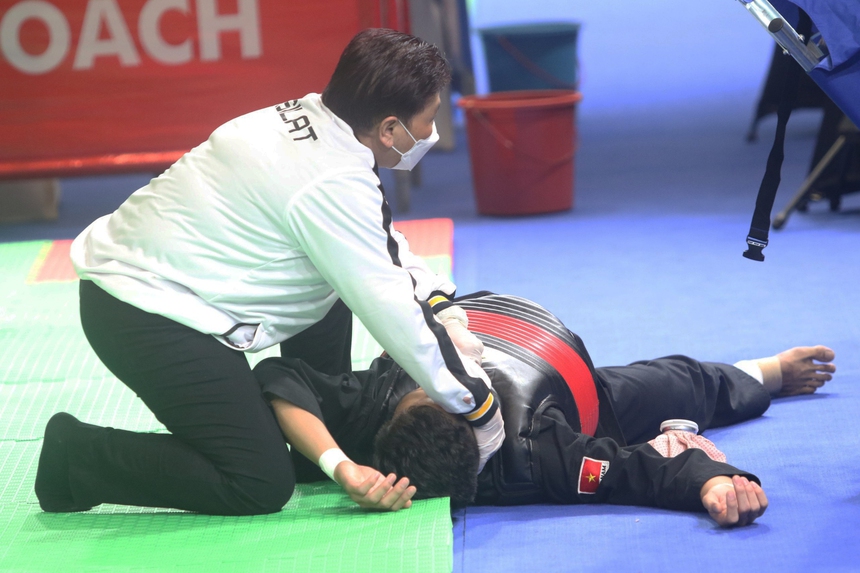 Tung đòn cấm khiến VĐV Việt Nam lên cáng, võ sĩ Thái Lan nhận cái kết đắng - Ảnh 3. Tung đòn cấm khiến VĐV Việt Nam lên cáng, võ sĩ Thái Lan nhận cái kết đắng - Ảnh 3.