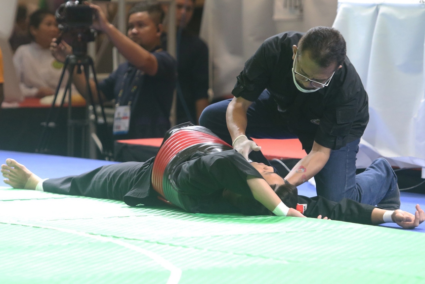 Tung đòn cấm khiến VĐV Việt Nam lên cáng, võ sĩ Thái Lan nhận cái kết đắng - Ảnh 2. Tung đòn cấm khiến VĐV Việt Nam lên cáng, võ sĩ Thái Lan nhận cái kết đắng - Ảnh 2.