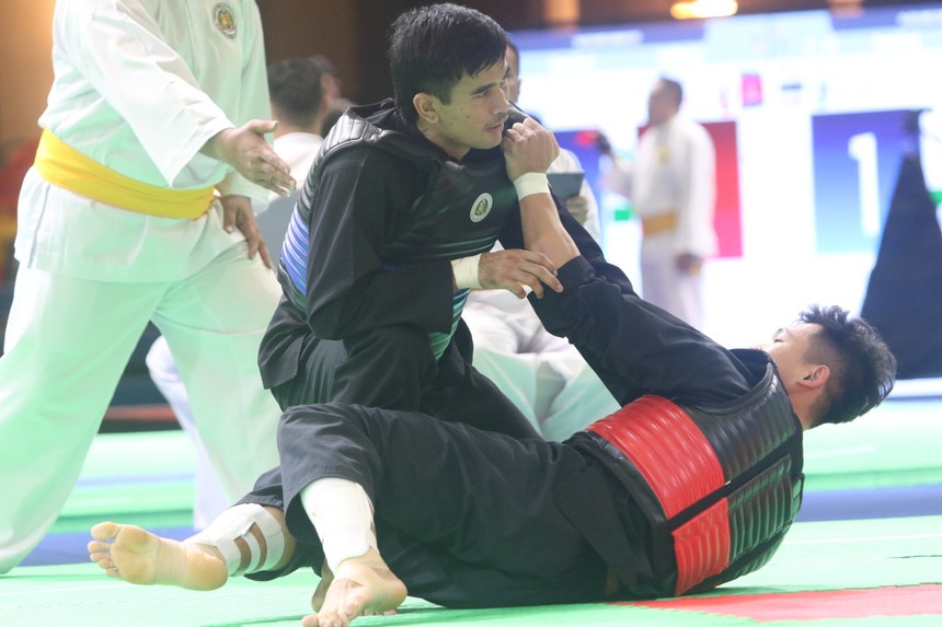 Tung đòn cấm khiến VĐV Việt Nam lên cáng, võ sĩ Thái Lan nhận cái kết đắng - Ảnh 1. Tung đòn cấm khiến VĐV Việt Nam lên cáng, võ sĩ Thái Lan nhận cái kết đắng - Ảnh 1.