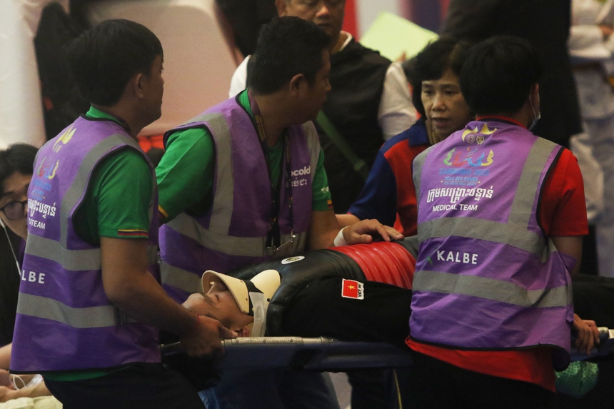 Tung đòn cấm khiến VĐV Việt Nam lên cáng, võ sĩ Thái Lan nhận cái kết đắng - Ảnh 4. Tung đòn cấm khiến VĐV Việt Nam lên cáng, võ sĩ Thái Lan nhận cái kết đắng - Ảnh 4.