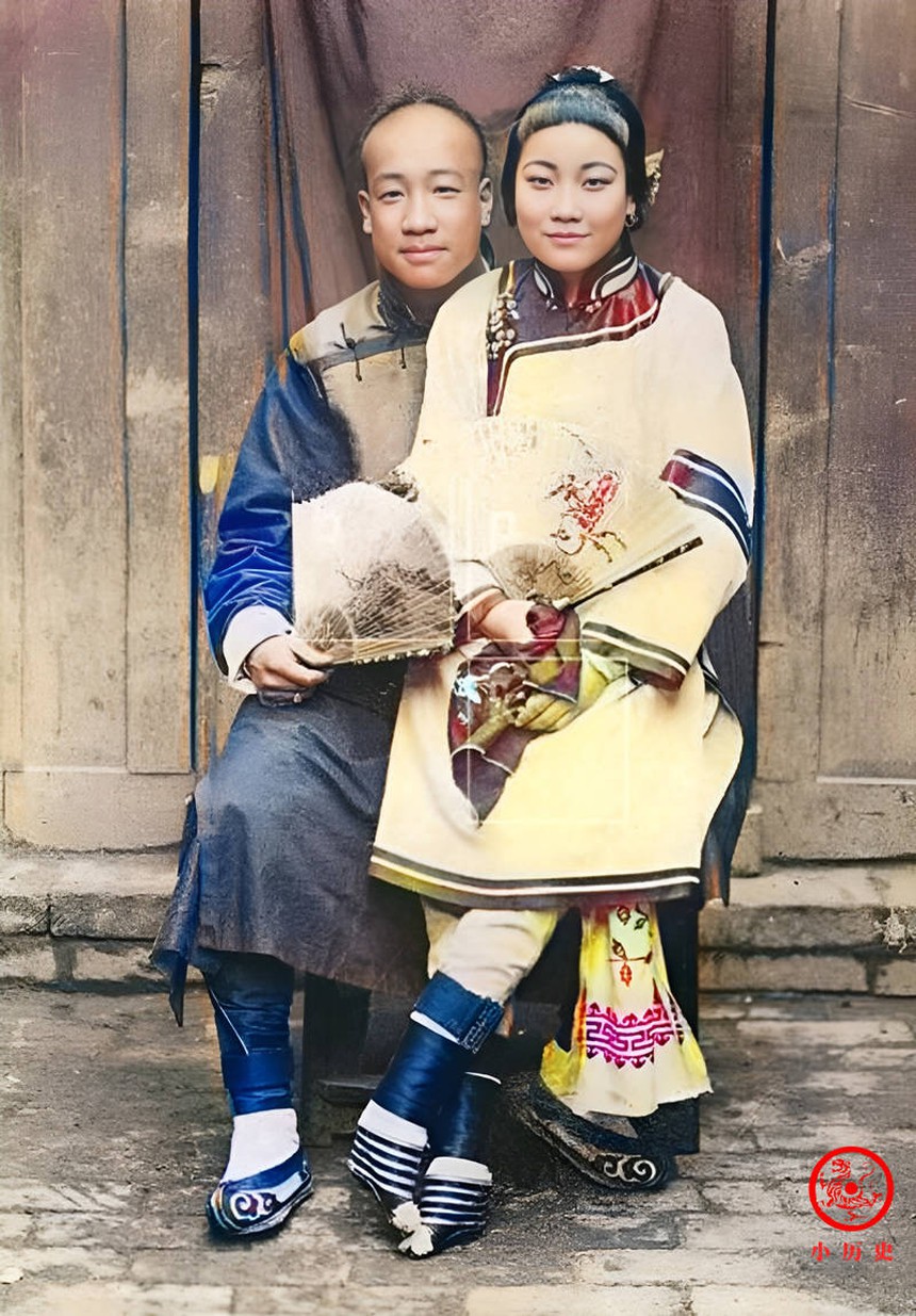 Loạt ảnh màu hiếm thời nhà Thanh: Xuất hiện “người khổng lồ” cao 2 m, cặp vợ chồng quý tộc công khai làm chuyện “thân mật” - Ảnh 3.