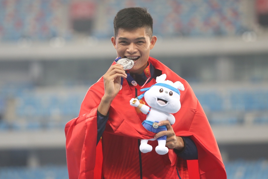 ‘Nam thần’ nhảy xa Nguyễn Tiến Trọng tình cảm với vợ, mỉm cười đón nhận thất bại - Ảnh 2.