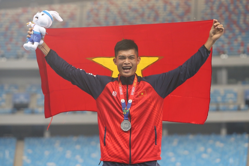 ‘Nam thần’ nhảy xa Nguyễn Tiến Trọng tình cảm với vợ, mỉm cười đón nhận thất bại - Ảnh 1.