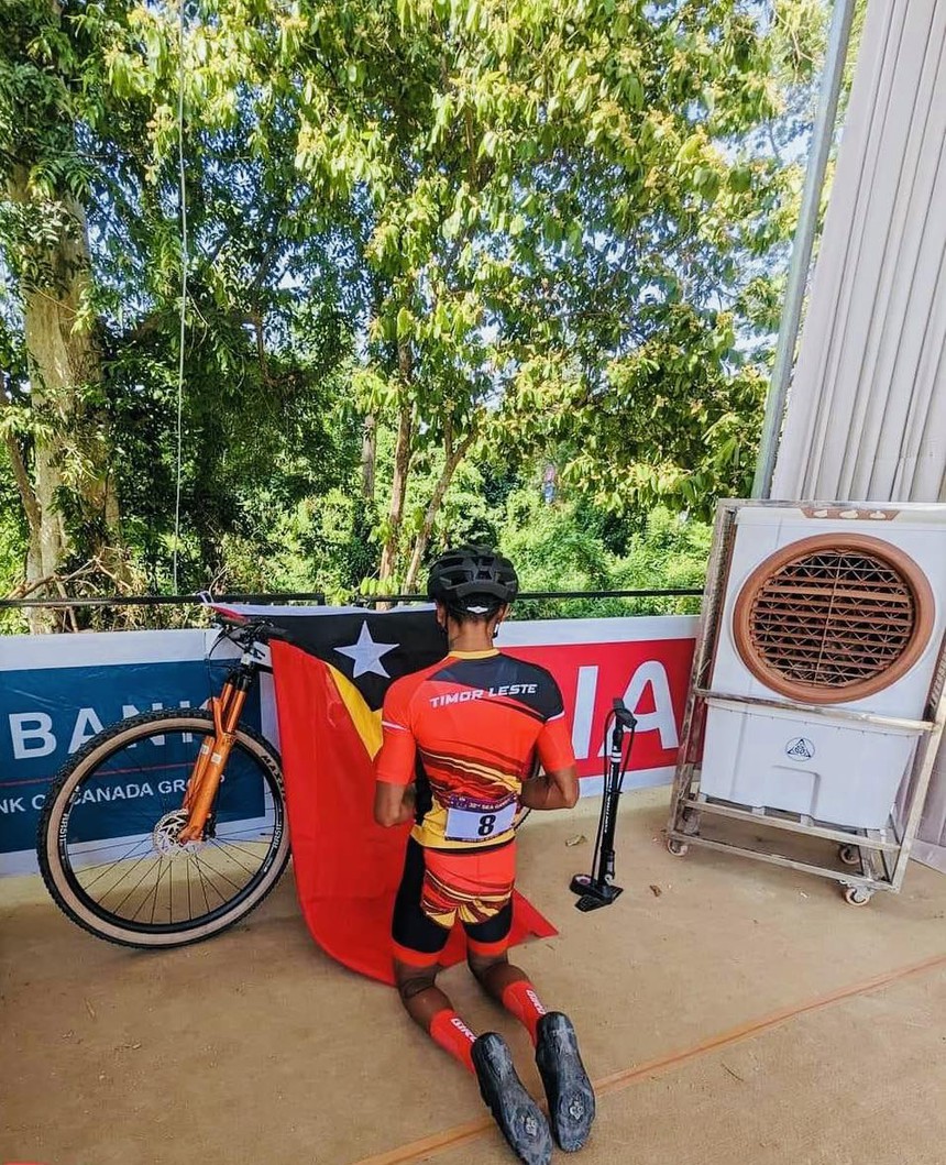 Cám cảnh VĐV đua xe đạp Timor Leste vừa thi đấu vừa tự sửa xe tại SEA Games 32 - Ảnh 2. Cám cảnh VĐV đua xe đạp Timor Leste vừa thi đấu vừa tự sửa xe tại SEA Games 32 - Ảnh 2.