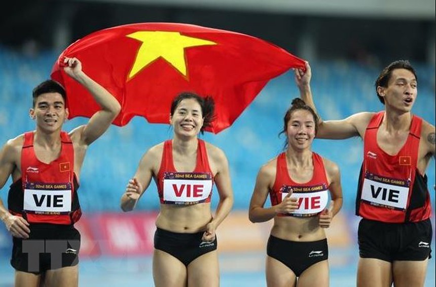 Đội tuyển Điền kinh Việt Nam gồm các vận động viên Trần Đình Sơn, Nguyễn Thị Huyền, Nguyễn Thị Hằng và Trần Nhật Hoàng (từ trái qua) giành huy chương Vàng nội dung 4x400m hỗn hợp. (Ảnh: Minh Quyết/TTXVN)