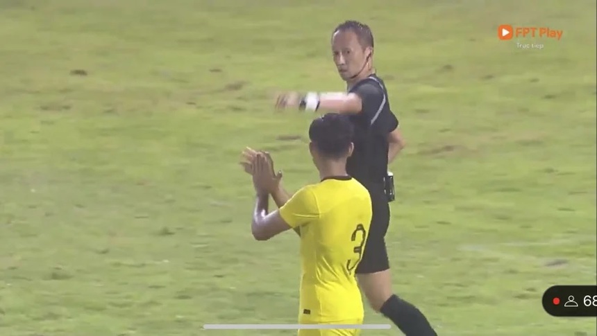 Hậu vệ U22 Malaysia 'cà khịa' trọng tài sau trận, nhận cái kết không thể 'cay' hơn - Ảnh 3. Hậu vệ U22 Malaysia 'cà khịa' trọng tài sau trận, nhận cái kết không thể 'cay' hơn - Ảnh 3.