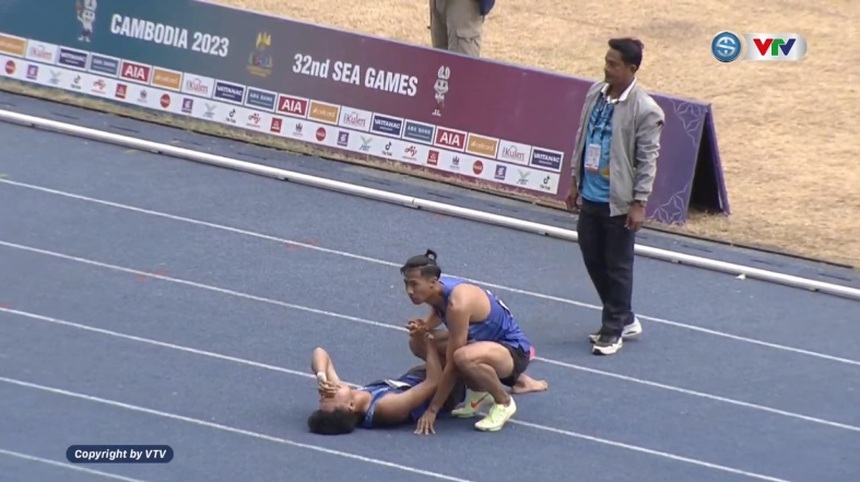 VĐV điền kinh Thái Lan mặc kệ HCV SEA Games 32, lo sơ cứu đồng đội chấn thương - Ảnh 3. VĐV điền kinh Thái Lan mặc kệ HCV SEA Games 32, lo sơ cứu đồng đội chấn thương - Ảnh 3.