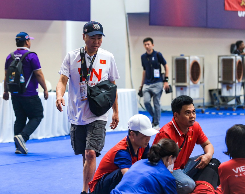 Hot girl bóng rổ Trương Thảo Vy ngã dập đầu xuống sàn vẫn xin tiếp tục thi đấu cho ĐT bóng rổ nữ Việt Nam - Ảnh 4.