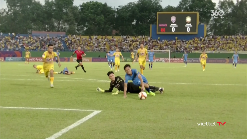 Tình huống thủ môn Xuân Hoàng phạm lỗi với Vĩ Hào trong vòng cấm, dẫn đến quả 11m cho Bình Dương Tình huống thủ môn Xuân Hoàng phạm lỗi với Vĩ Hào trong vòng cấm, dẫn đến quả 11m cho Bình Dương