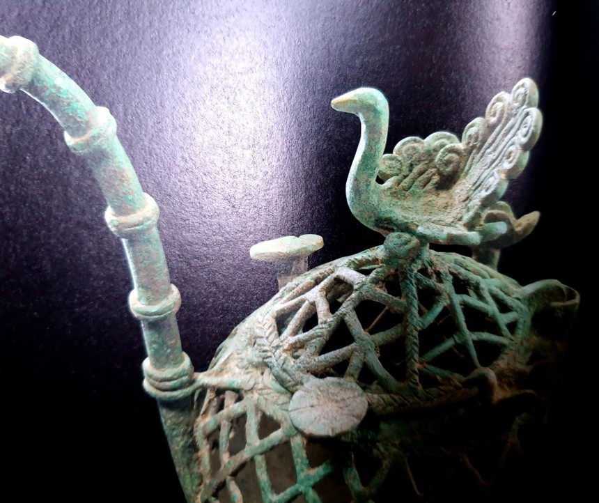 Đêm đêm rì rầm trong tiếng đất: Khổng Tước và Giao Long trên nền tảng nghệ thuật Đông Sơn - Ảnh 4.